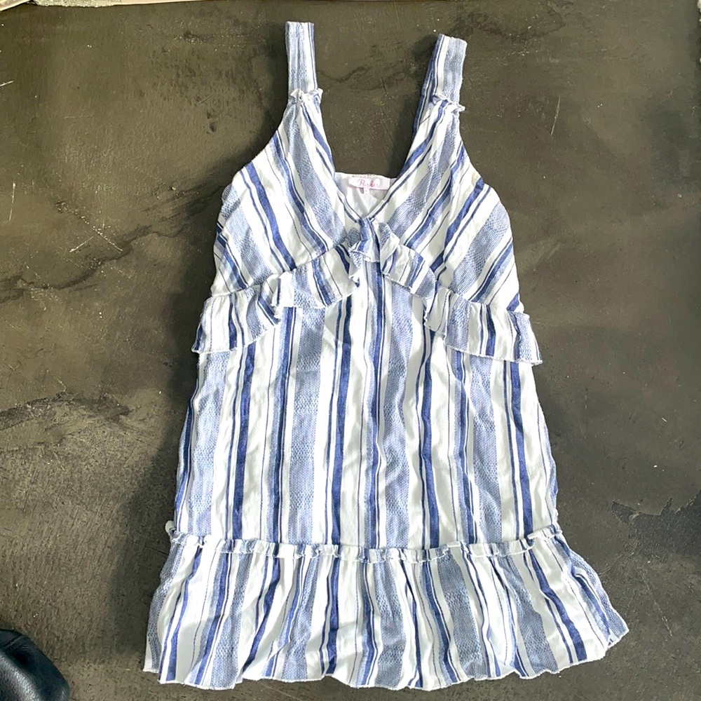 Perfect summer dress! Parker 🤍💙🤍